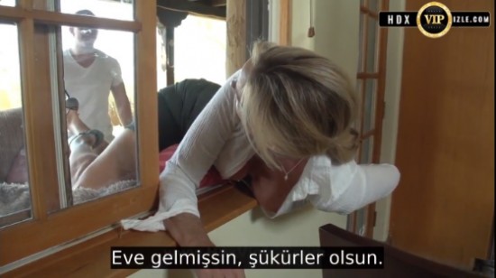Pencereye Sıkışan Üvey Annesine Yardım Ediyor Türkçe Altyazılı