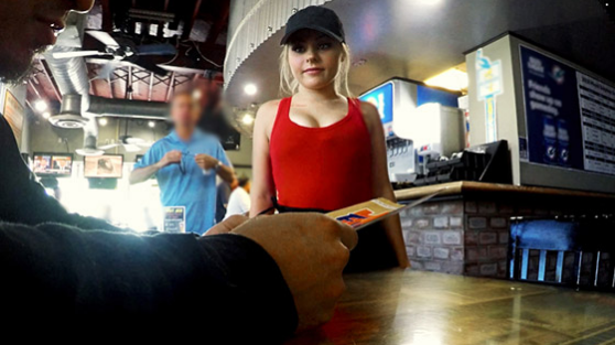 Pizzacı Kıza Çok Fazla Bahşiş Verince Onu Tavlamayı Başarıyor Türkçe Altyazılı Porno